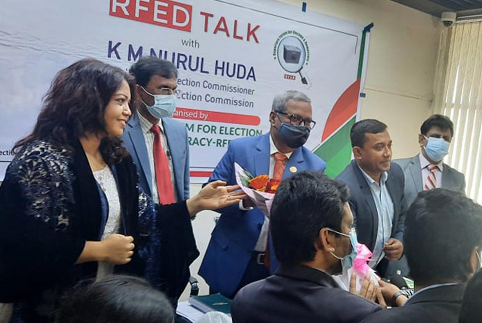 শামসুল হুদা ও বদিউল আলম মজুমদারকে একহাত নিলেন সিইসি