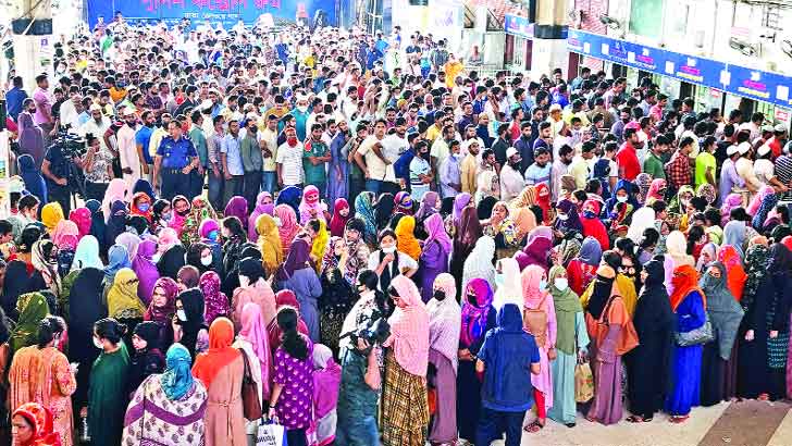 ইফতার-সাহ্‌রি যেন টিকিটের লাইনেই