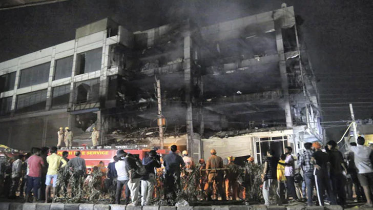 দিল্লিতে অগ্নিকাণ্ডে ২৭ জনের মৃত্যুর ঘটনায় দুজন গ্রেফতার